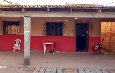 Imagem: A casa possui 2 Dormitórios, 2 Banheiros e 1 Vaga na garagem