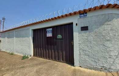 Imagem: A casa possui 3 Dormitórios, 2 Banheiros, 2 Vagas na garagem