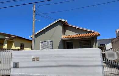 Imagem: A casa possui 2 Dormitórios, 1 Banheiro, 4 Vagas na garagem