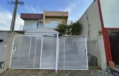 Imagem: A casa possui 3 Dormitórios, 2 Banheiros, 2 Vagas na garagem