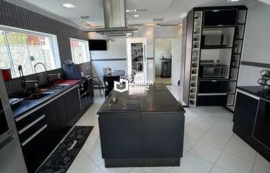 Imagem 12: Luxuosa Casa Triplex com 4 Suítes, Piscina e Área Gourmet em Condomínio...