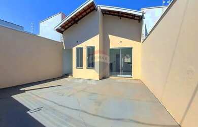 Imagem: A casa possui 2 Dormitórios, 1 Banheiro, 2 Vagas na garagem