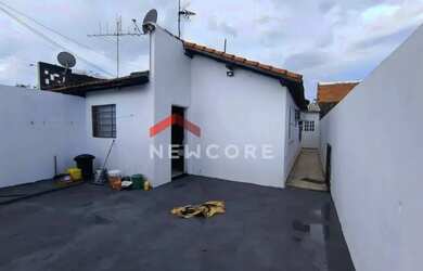 Imagem: A casa possui 3 Dormitórios, 1 Banheiro, 2 Vagas na garagem