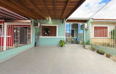 Imagem: A casa possui 3 Dormitórios, 2 Banheiros, 2 Vagas na garagem