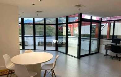 Imagem: O depósito possui 1 Vaga na garagem e 80m² de Área e está