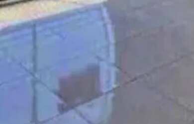 Imagem: A casa possui 3 Dormitórios, 1 Banheiro, 2 Vagas na garagem