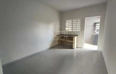 Imagem: A casa possui 2 Dormitórios, 1 Banheiro, 2 Vagas na garagem