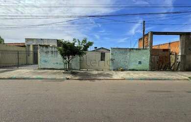 Imagem: A casa possui 3 Dormitórios, 4 Banheiros, 5 Vagas na garagem