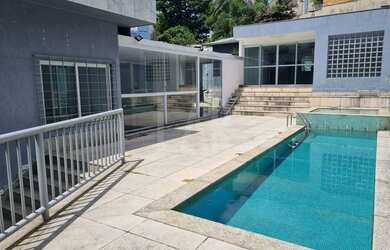 Imagem: A casa possui 4 Dormitórios, 5 Banheiros, 5 Vagas na garagem