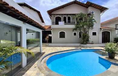 Imagem: A casa em condomínio possui 5 Dormitórios, 5 Banheiros, 3