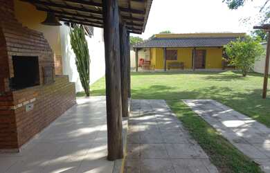 Imagem: A casa possui 3 Dormitórios, Acomodam 13 pessoas, 3 Vagas na