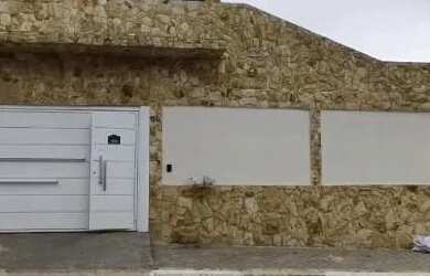 Imagem: A casa possui 3 Dormitórios, 2 Banheiros, 5 Vagas na garagem