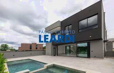 Imagem: A casa em condomínio possui 5 Dormitórios, 5 Banheiros, 5