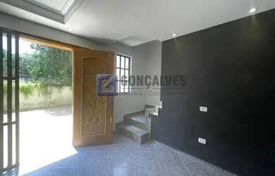 Imagem: A casa possui 3 Dormitórios, 4 Banheiros, 2 Vagas na garagem