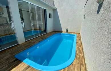 Imagem: A casa possui 3 Dormitórios, 2 Banheiros e 2 Vagas na garagem