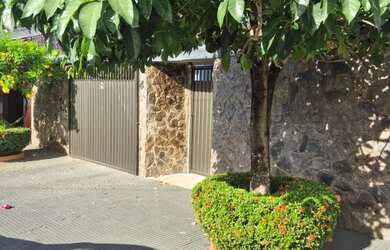 Imagem: A casa possui 5 Dormitórios, 5 Banheiros, 2 Vagas na garagem