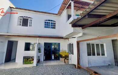 Imagem: A casa possui 5 Dormitórios, 2 Banheiros, 3 Vagas na garagem