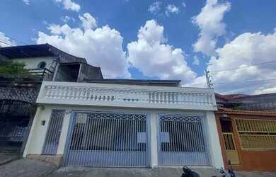 Imagem: A casa possui 3 Dormitórios, 2 Banheiros, 3 Vagas na garagem