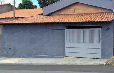 Imagem: A casa possui 2 Dormitórios, 1 Banheiro, 2 Vagas na garagem