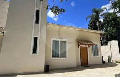 Imagem: A casa em condomínio possui 4 Dormitórios, 5 Banheiros, 5