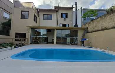 Imagem: A casa possui 3 Dormitórios, 4 Banheiros, 3 Vagas na garagem