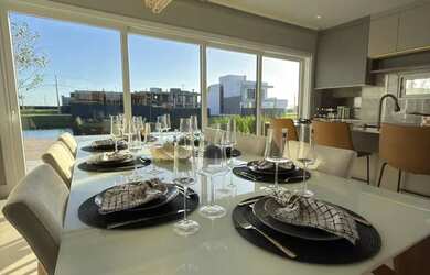 Imagem: A casa em condomínio possui 5 Dormitórios, 5 Banheiros, 2