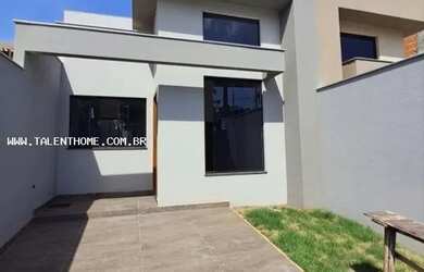 Imagem: A casa possui 3 Dormitórios, 2 Banheiros, 2 Vagas na garagem