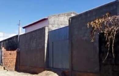 Imagem: A casa possui 2 Dormitórios, 2 Banheiros, 4 Vagas na garagem