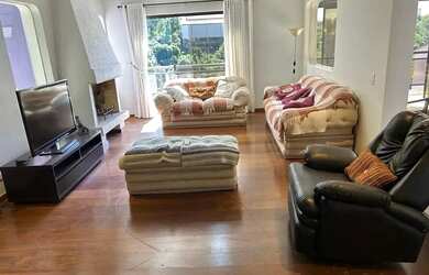 Imagem: A casa possui 4 Dormitórios, 5 Banheiros, 2 Vagas na garagem