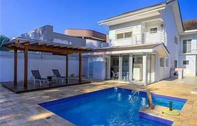 Imagem: A casa possui 3 Dormitórios, 5 Banheiros, 4 Vagas na garagem