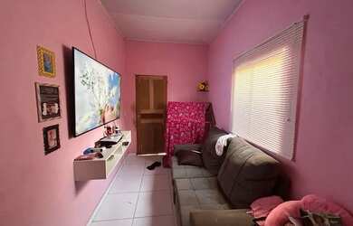 Imagem: A casa possui 2 Dormitórios, 2 Banheiros e 1 Vaga na garagem