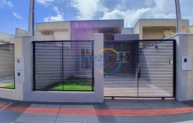 Imagem: A casa possui 3 Dormitórios, 2 Banheiros, 1 Vaga na garagem