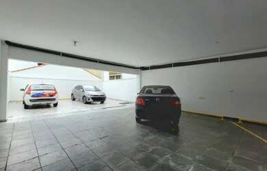 Imagem: O depósito possui 5 Vagas na garagem, 425m² de Área e está