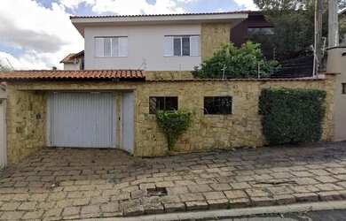 Imagem: A casa possui 4 Dormitórios, 2 Banheiros, 2 Vagas na garagem