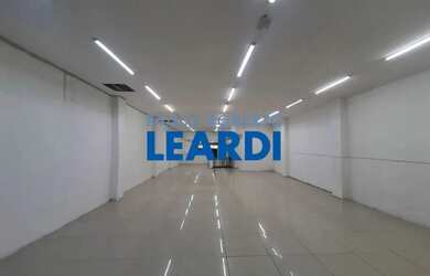 Imagem: O depósito possui 4 Vagas na garagem, 383m² de Área e está