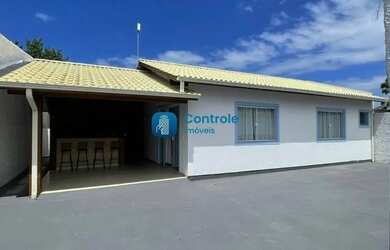 Imagem: A casa possui 3 Dormitórios, 3 Banheiros, 2 Vagas na garagem