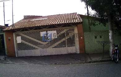 Imagem: A casa possui 3 Dormitórios, 3 Banheiros, 4 Vagas na garagem