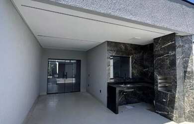 Imagem: A casa possui 2 Dormitórios, 2 Banheiros, 2 Vagas na garagem