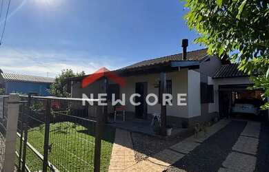 Imagem: A casa possui 3 Dormitórios, 2 Banheiros, 1 Vaga na garagem