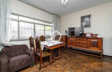 Imagem: A casa possui 4 Dormitórios, 2 Banheiros, 3 Vagas na garagem