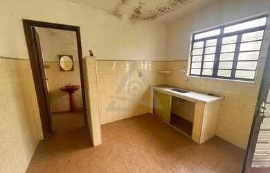 Imagem: A casa possui 3 Dormitórios, 2 Banheiros, 3 Vagas na garagem