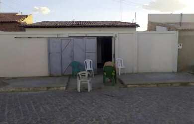 Imagem: A casa possui 2 Dormitórios, 2 Banheiros, 1 Vaga na garagem