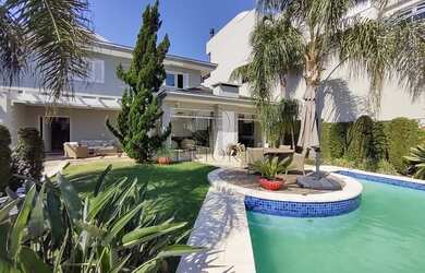 Imagem: A casa possui 4 Dormitórios, 5 Banheiros, 5 Vagas na garagem