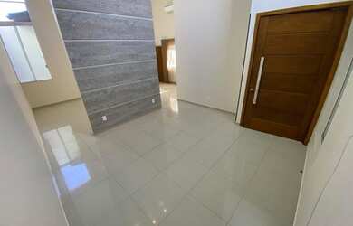 Imagem: A casa possui 3 Dormitórios, 2 Banheiros, 1 Vaga na garagem