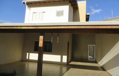 Imagem: A casa possui 3 Dormitórios, 3 Banheiros, 4 Vagas na garagem