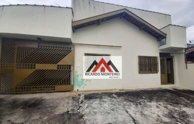 Imagem: A casa possui 3 Dormitórios, 3 Banheiros, 4 Vagas na garagem