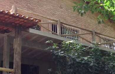 Imagem: A casa possui 4 Dormitórios, 3 Banheiros, 2 Vagas na garagem