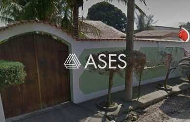 Imagem: A casa possui 4 Dormitórios, 3 Banheiros, 3 Vagas na garagem