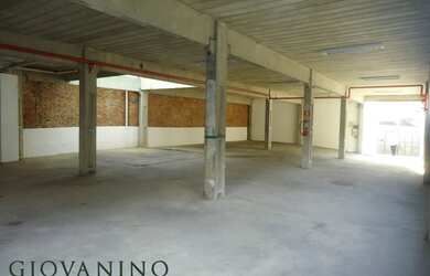 Imagem: O depósito possui 5 Vagas na garagem, 941m² de Área e está