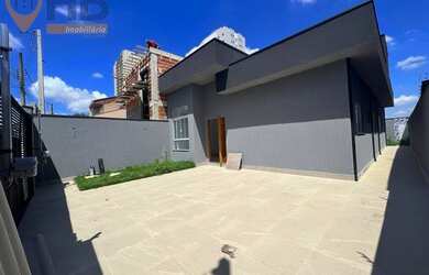 Imagem: A casa possui 3 Dormitórios, 3 Banheiros, 2 Vagas na garagem